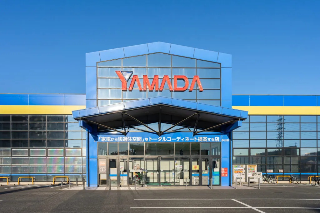 YAMADAの看板が掲げられたヤマダデンキの店舗の外観
